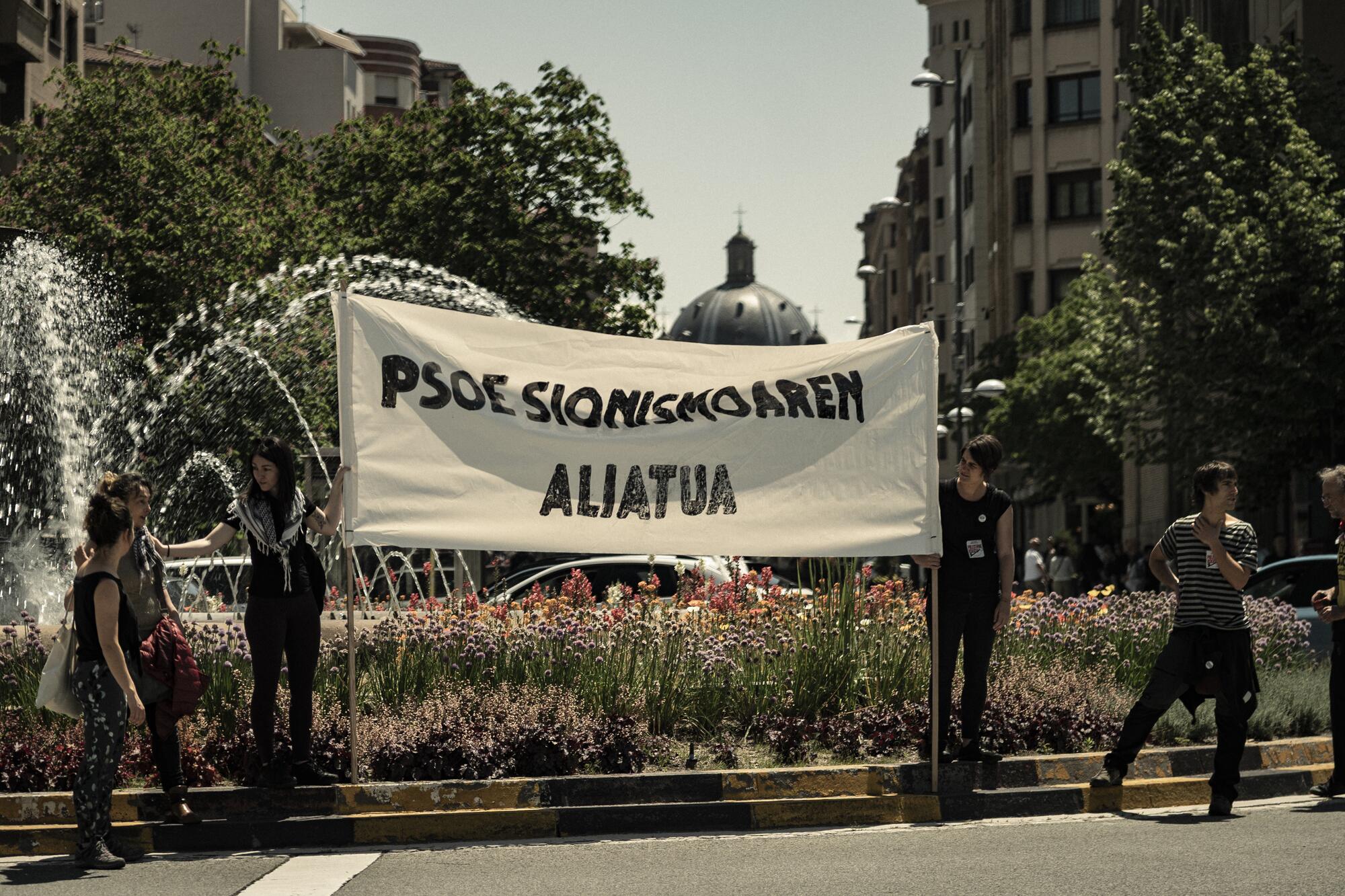 Cartel contra el PSOE por ser aliado del sionismo.